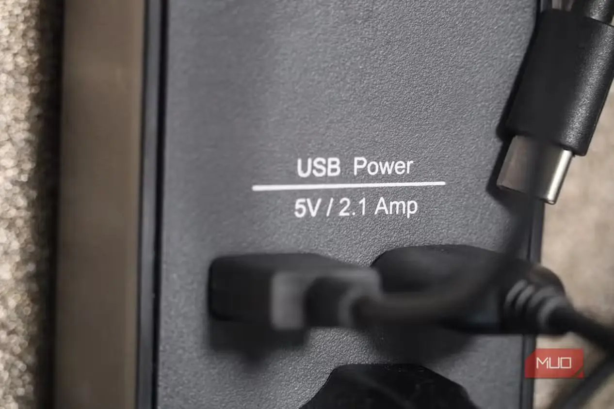 مشخصات ولتاژ USB درجشده روی چندراهی برق