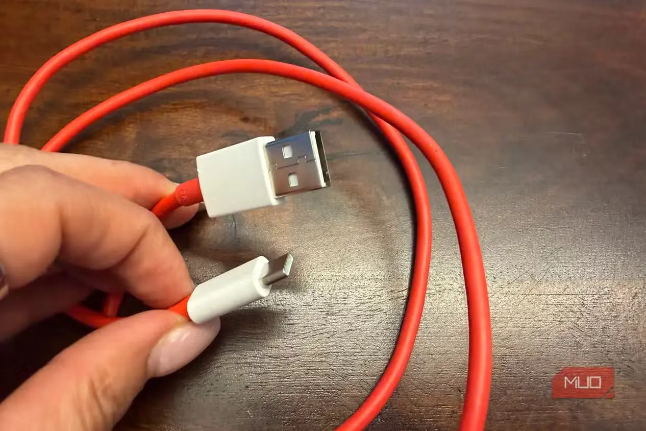 نمای نزدیک کابل قرمز USB-C به USB-A