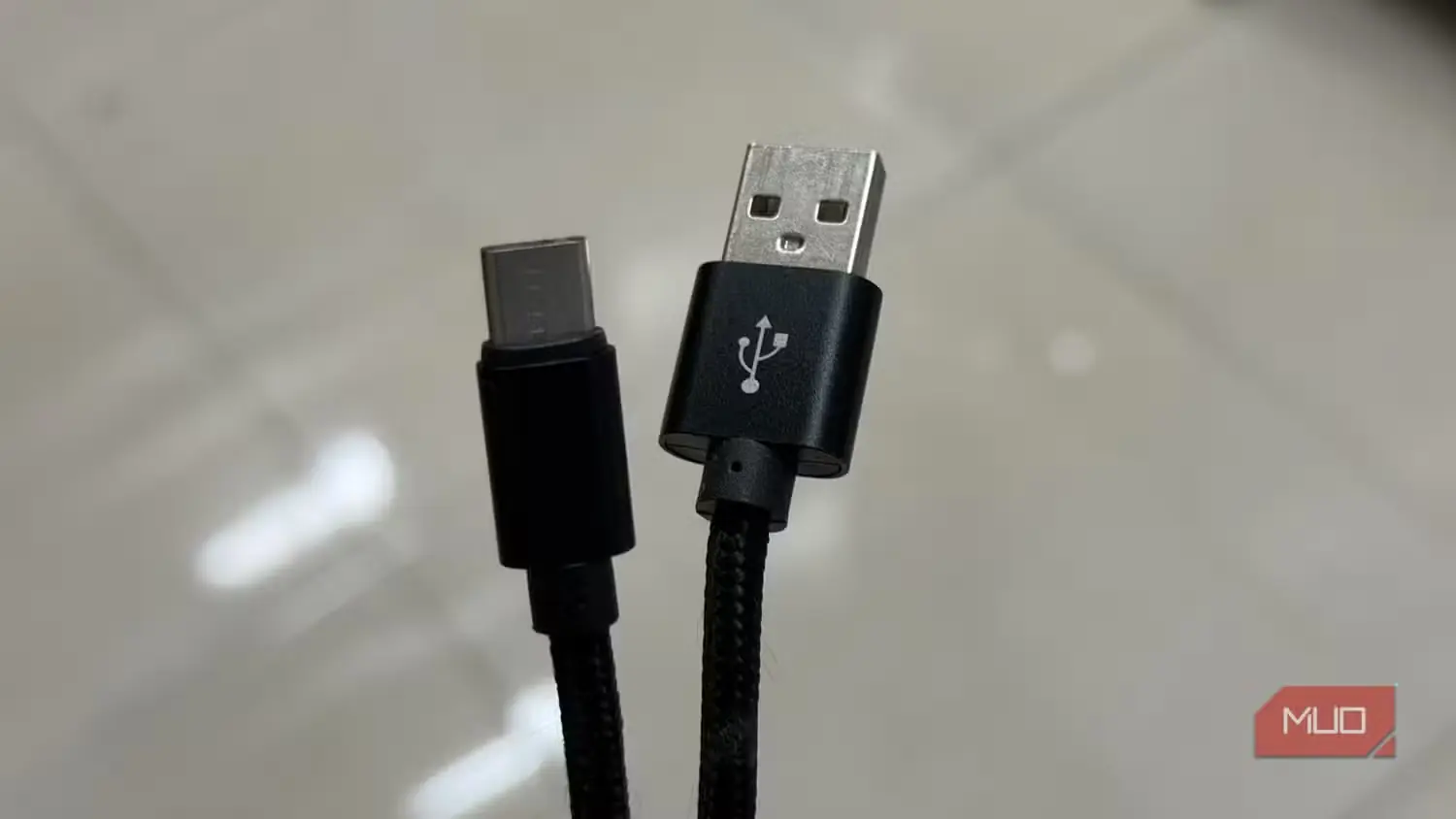 نمای نزدیک کابل USB-A به USB-C