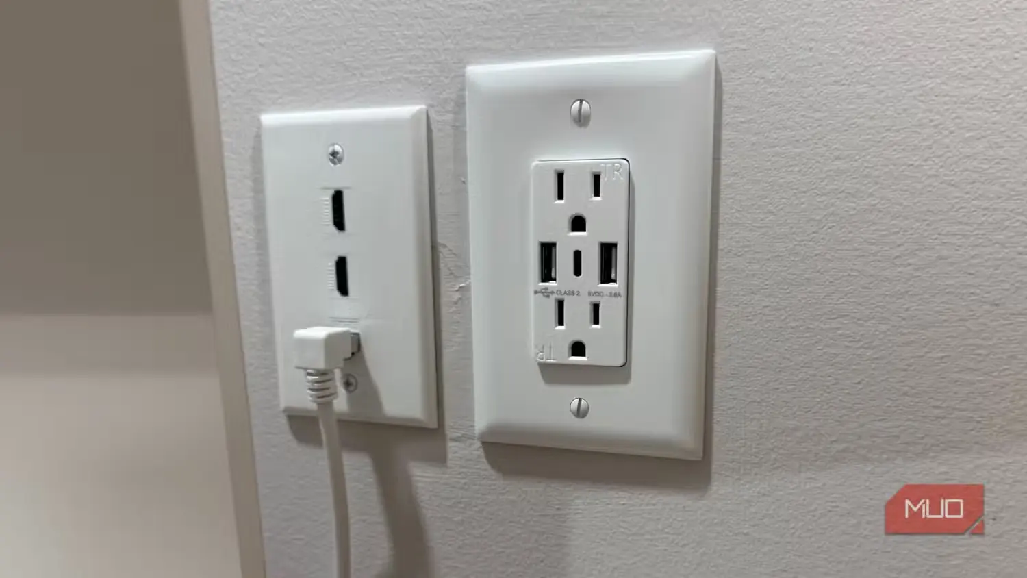 پریز USB برند TOPGREENER روی دیوار، کنار صفحه درگاههای HDMI و اترنت