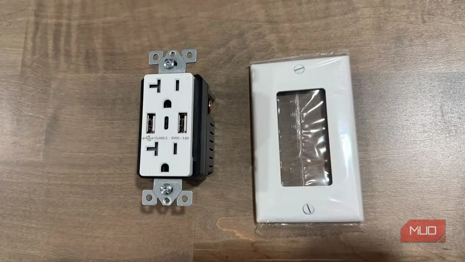 پریز USB برند TOPGREENER با قاب دیواری روی میز