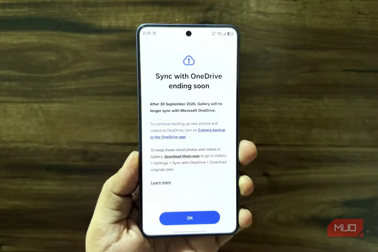 گوشی Samsung در دست با پیام یکپارچهسازی OneDrive روی صفحه