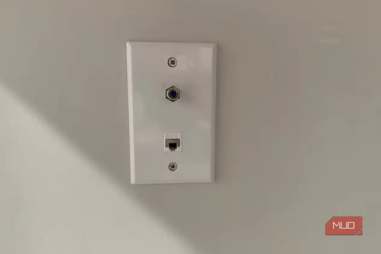 نمای روبهروی صفحهپریز سفید اترنت و کابل هممحور