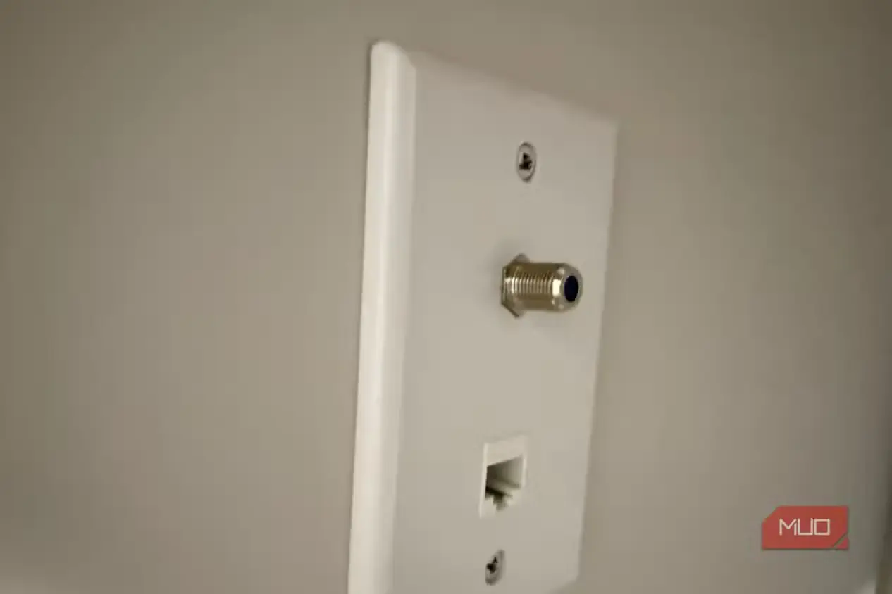 نمای نزدیک و زاویهدار صفحهپریز کابل هممحور و اترنت