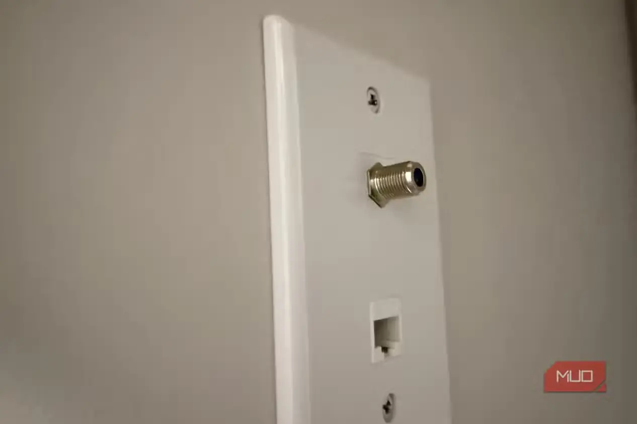 نمای نزدیک اتصال کابل هممحور و درگاه اترنت روی صفحهپریز