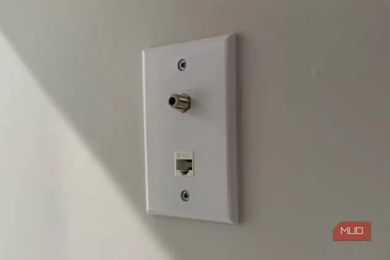 صفحهپریز کابل هممحور و اترنت نصبشده روی دیوار