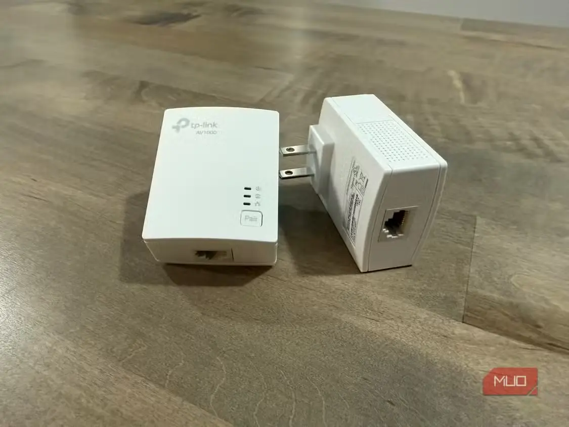 آداپتور پاورلاین TP-Link روی میز