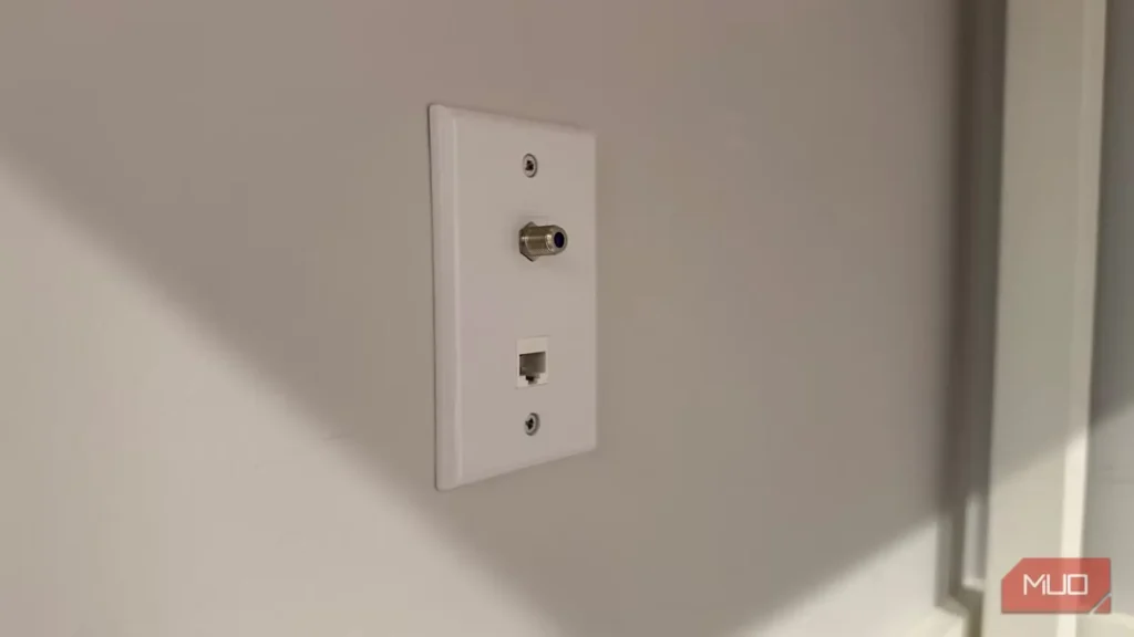 نیازی نیست کابل اترنت بکشید یا به پاورلاین رضایت دهید؛ کابل موردنیازتان همین حالا درون دیوار است