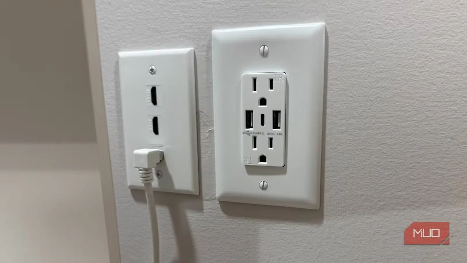 پریز USB برند TOPGREENER روی دیوار، کنار صفحه اتصال HDMI و Ethernet