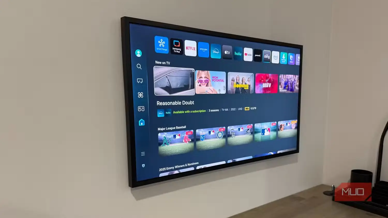 تلویزیون ۳۲ اینچی Samsung Frame نصبشده روی دیوار با جعبه Legrand
