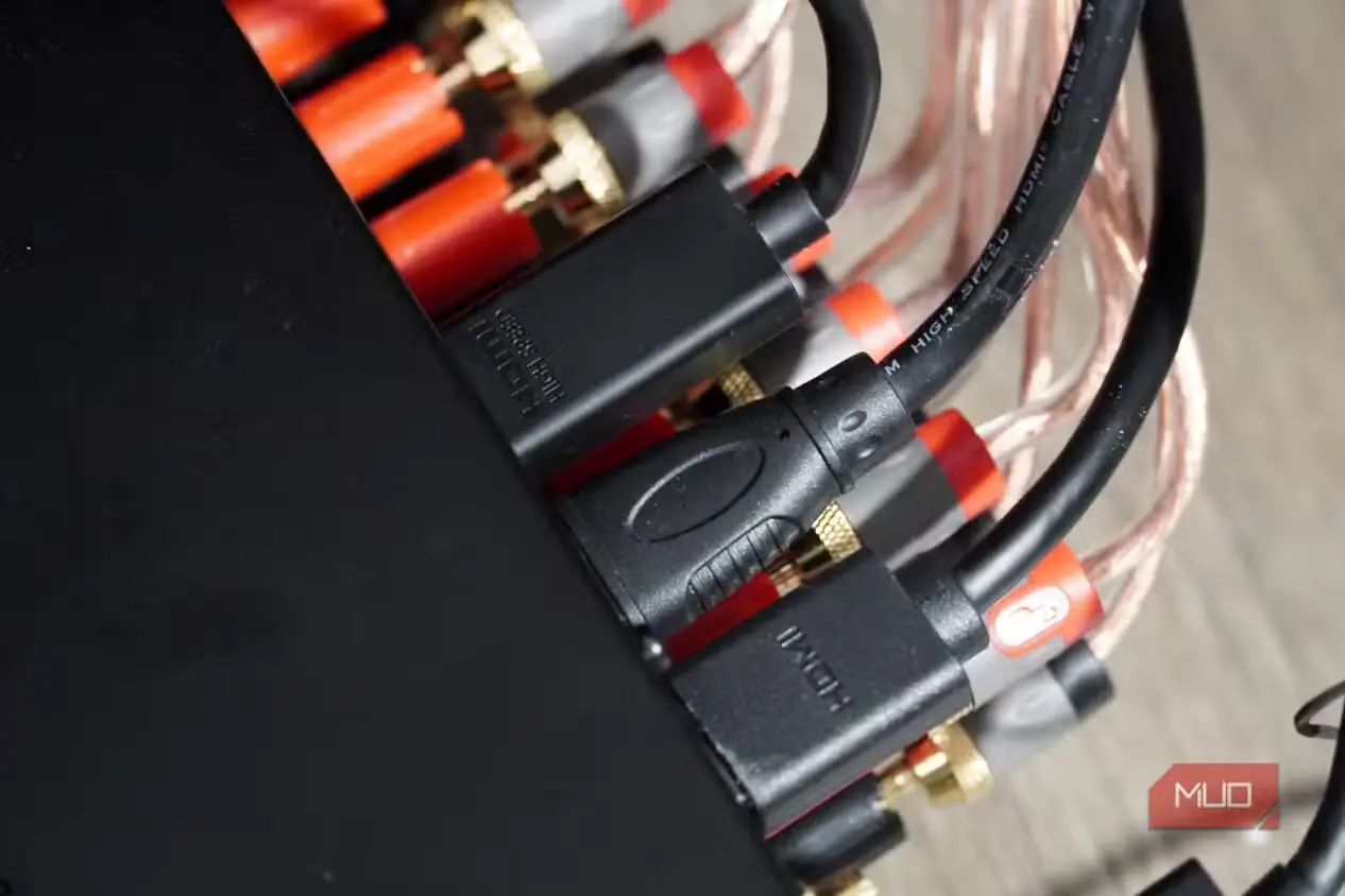 درگاههای HDMI متصلشده به گیرنده صوتیتصویری