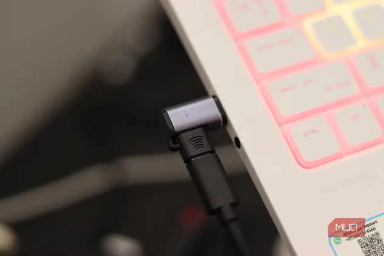 اتصال مغناطیسی USB-C متصل به درگاه Thunderbolt 4