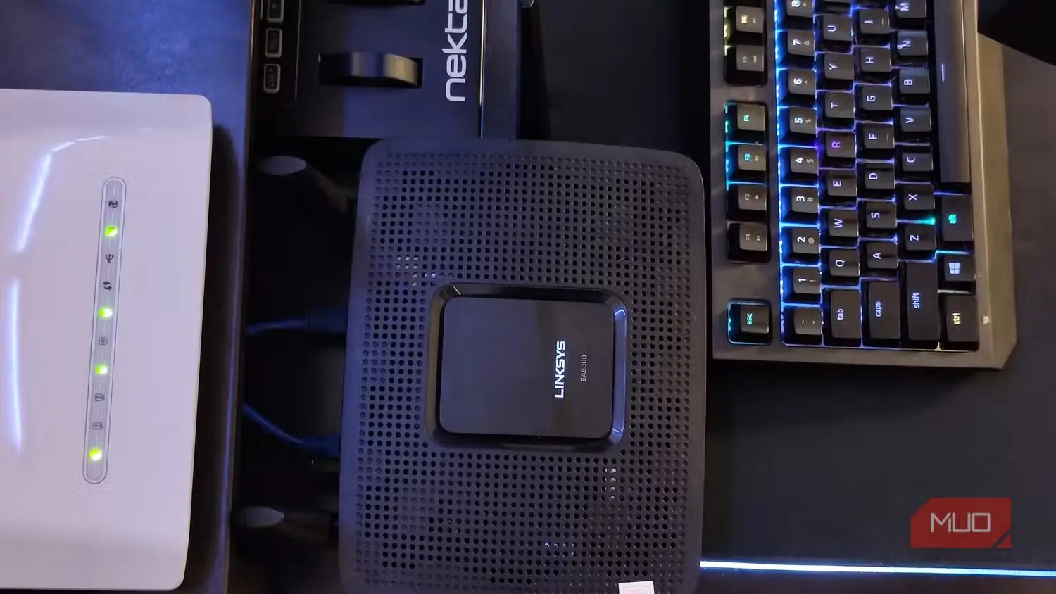 روترهای Linksys و D-Link روی میز در کنار صفحهکلید بازی