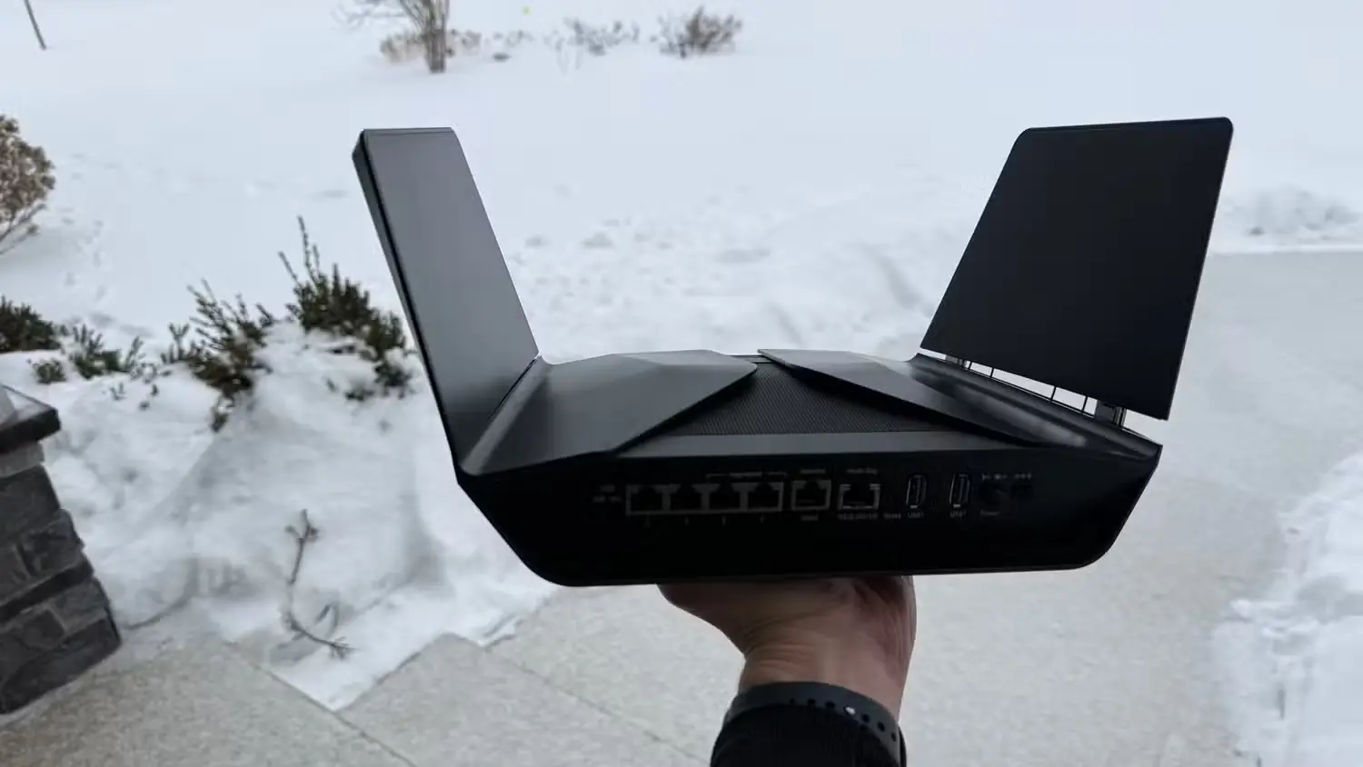 روتر NETGEAR Nighthawk در دست