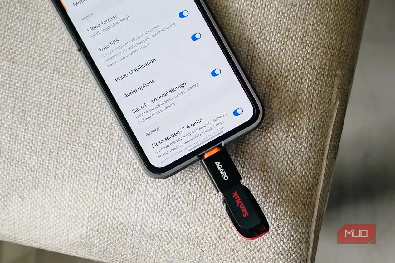 گوشی Samsung Galaxy Z Flip 6 در حال نمایش تنظیمات ویدئو با فلش USB متصل SanDisk