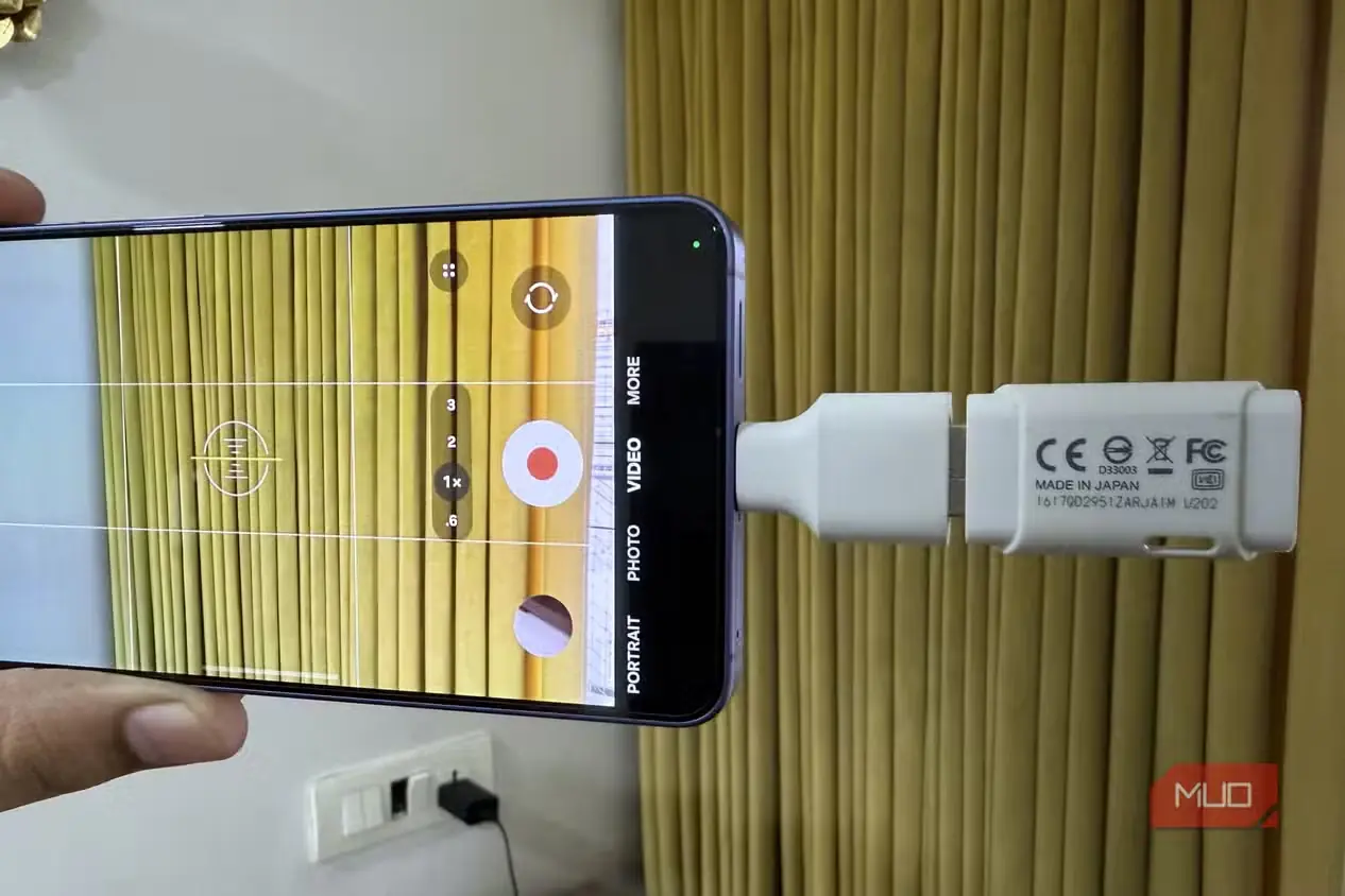 فلش USB متصل به گوشی Galaxy S26