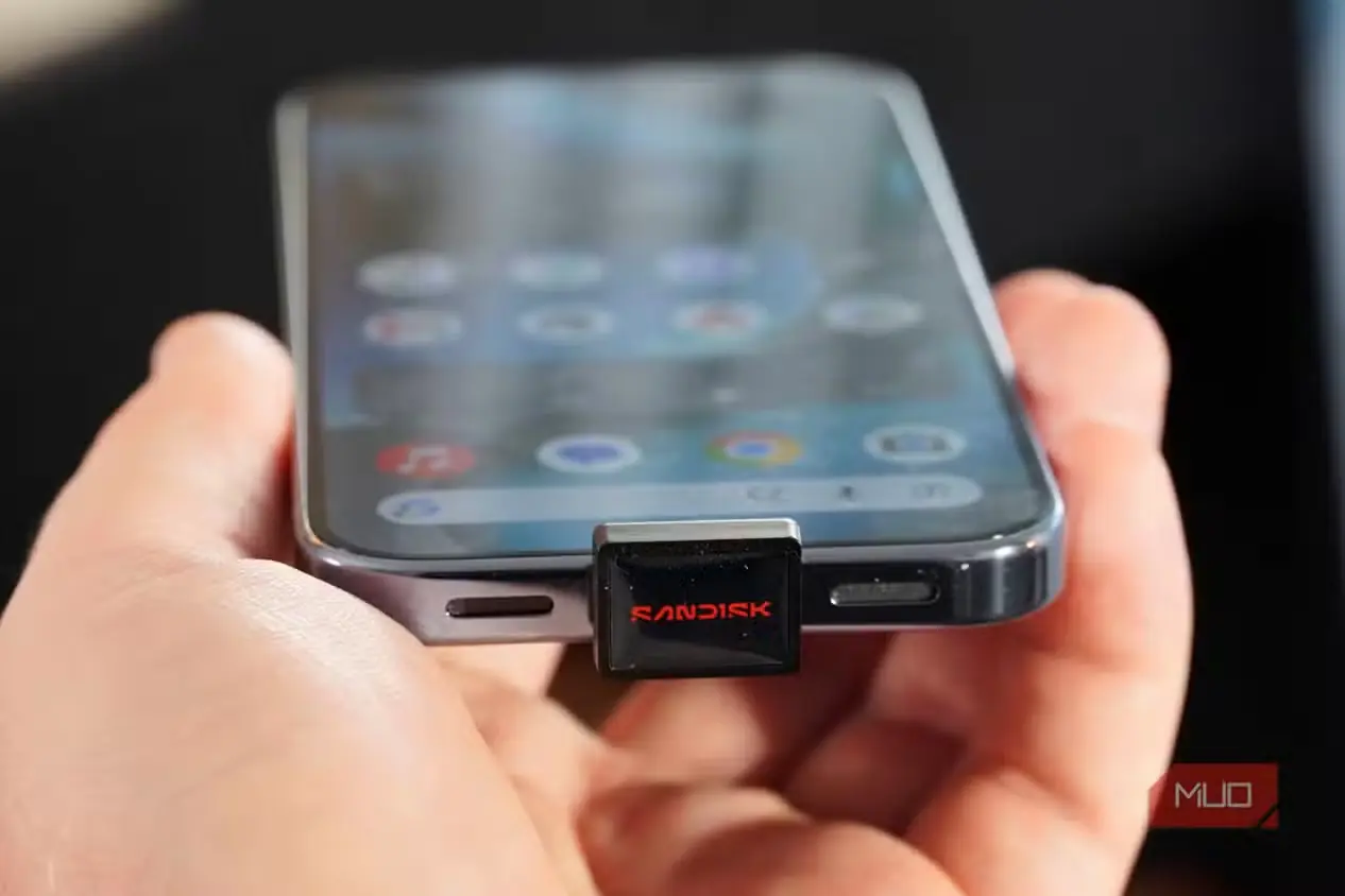 فلش USB-C شرکت SanDisk متصل به گوشی Pixel 10 Pro