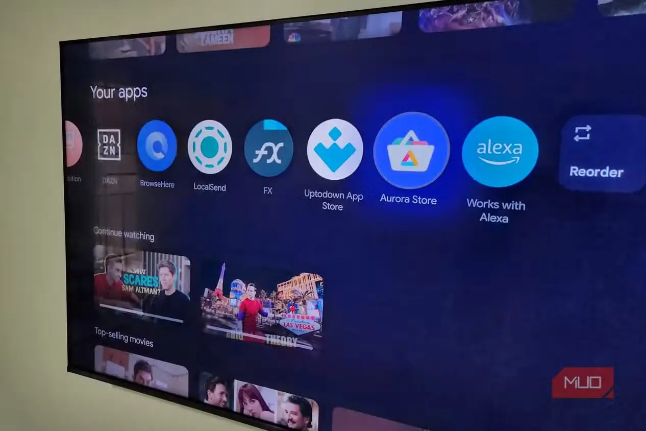 تلویزیون TCL مجهز به Google TV روی دیوار، با نمایش برنامهها در صفحهٔ اصلی