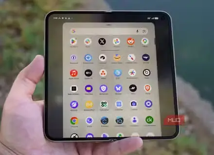روشنایی زیاد نمایشگر Pixel 11 Pro Fold در فضای باز