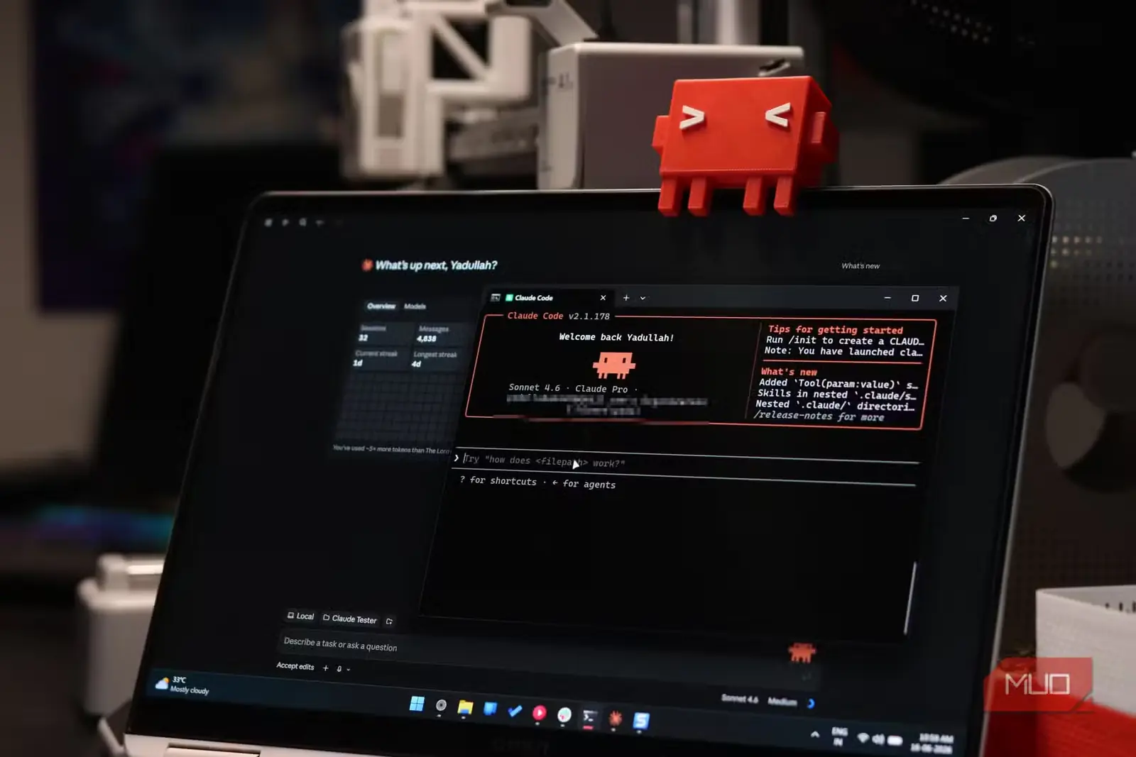 پایانهٔ Claude Code و میزکار در حال اجرا روی لپتاپ Windows 11