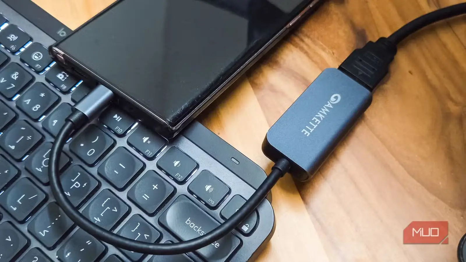 مبدل چنددرگاهی USB-C به HDMI برند amketter متصل به Note 20 Ultra در حالت DeX