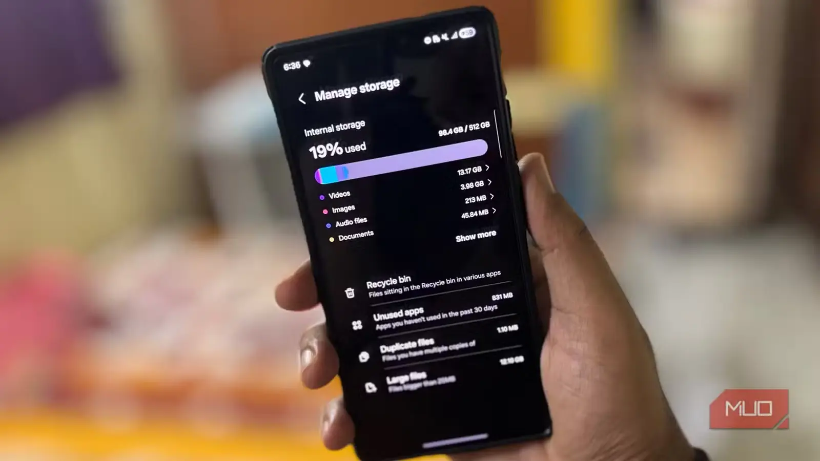 مردی گوشی Samsung را در دست گرفته و بخش نمایش فضای ذخیره‌سازی آزاد و مصرف‌شده را باز می‌کند