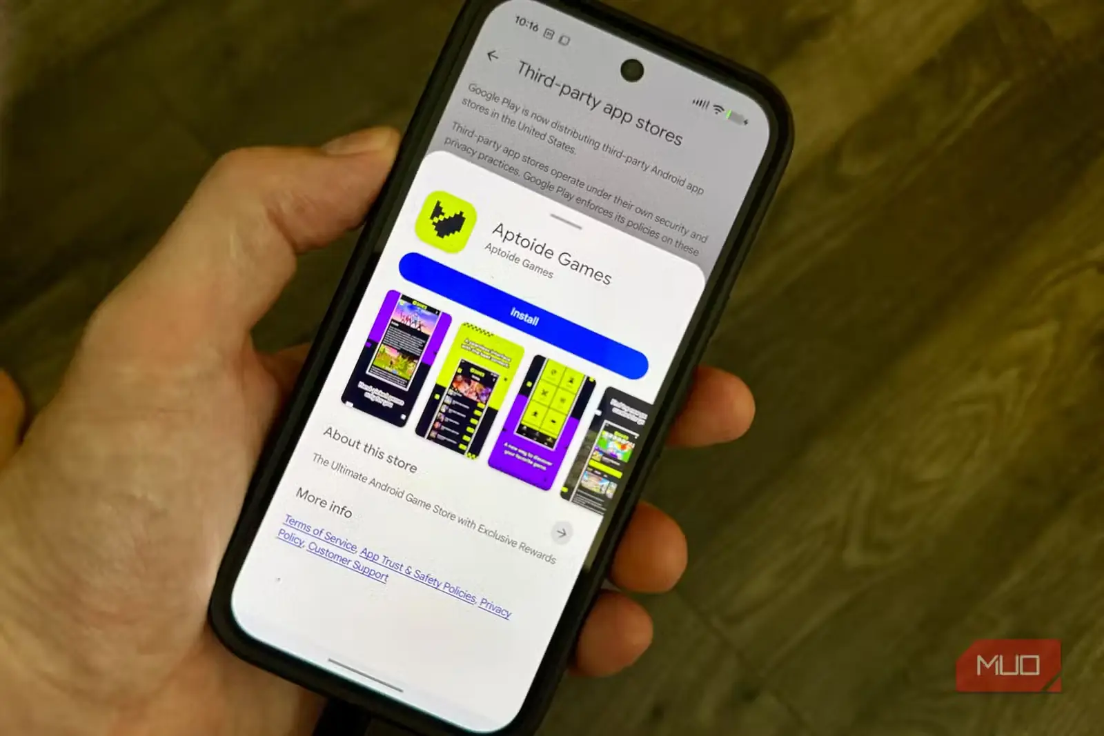 نمای فروشگاه Google Play روی گوشی هوشمند برای دریافت فروشگاه شخص ثالث Aptoide Games