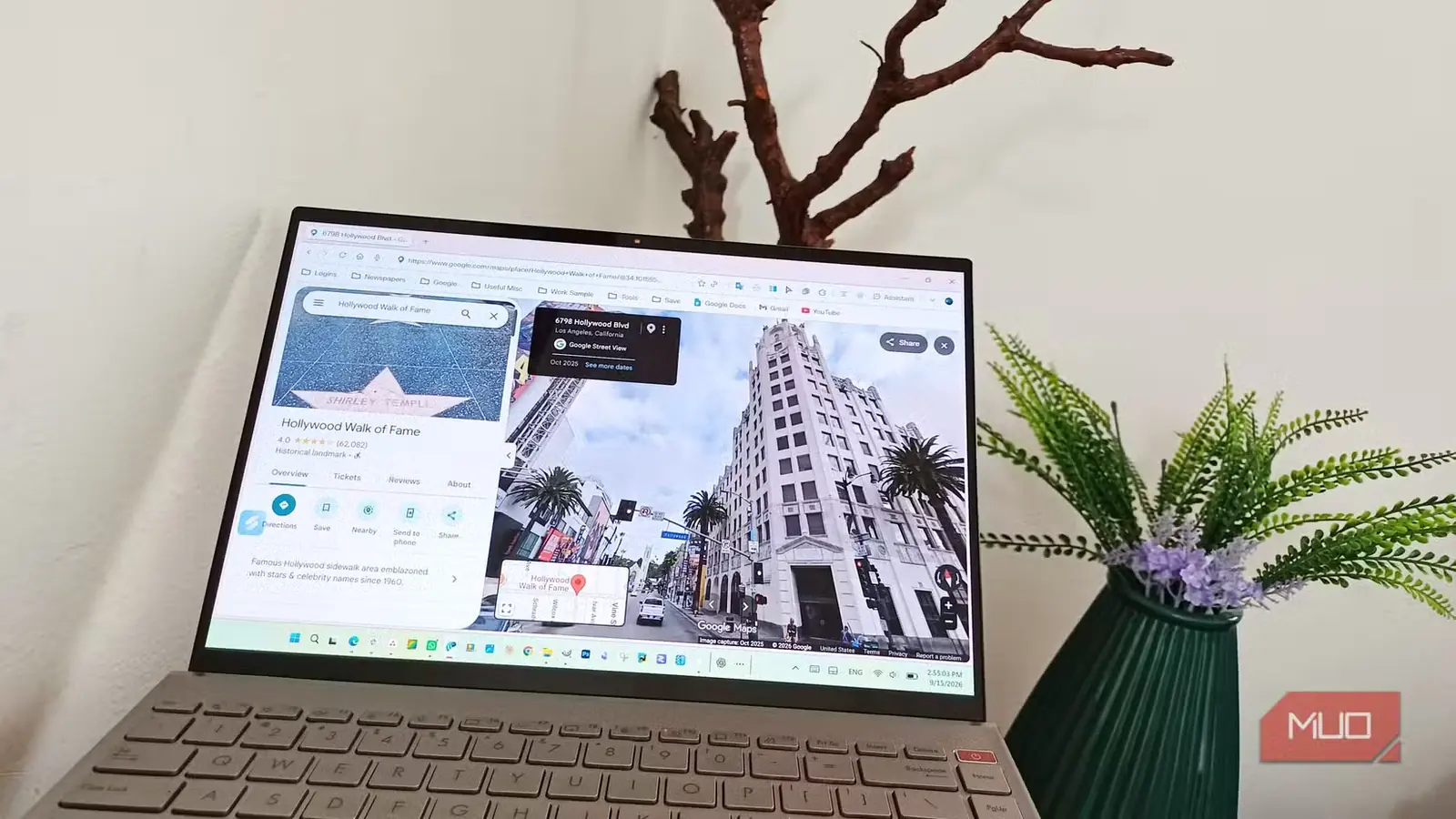 نمایش مسیر Google Maps به پیادهروی مشاهیر هالیوود روی صفحه لپتاپ