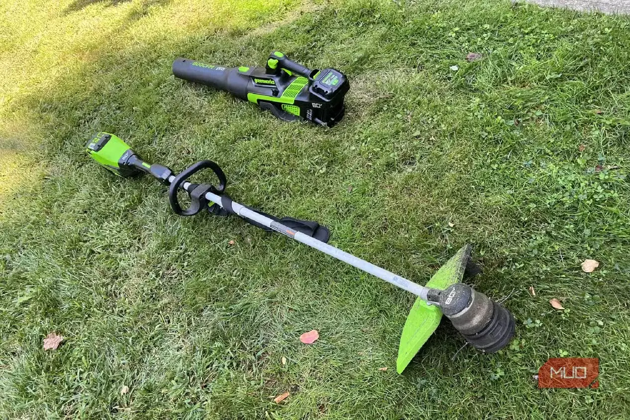 دمنده برگ و علفزن نخی Greenworks در کنار یکدیگر