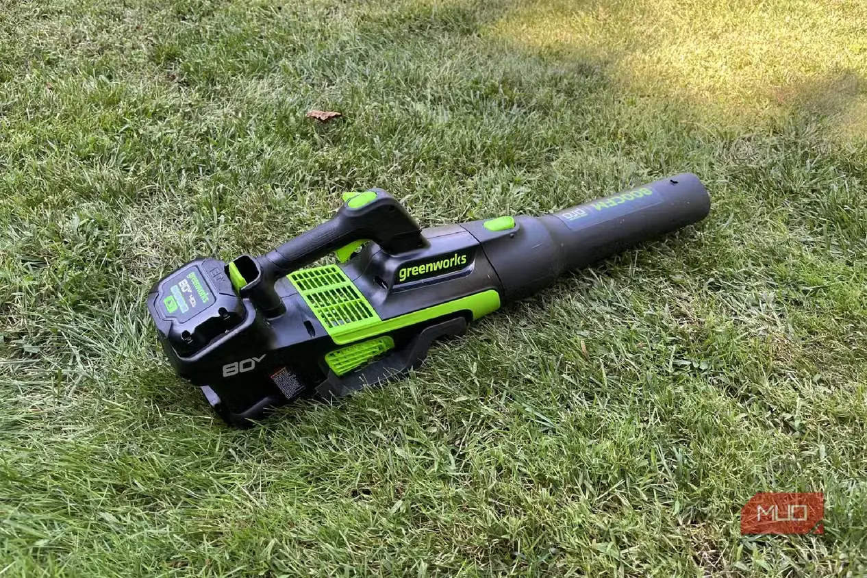 دمنده Greenworks 80V 800CFM روی چمن سبز