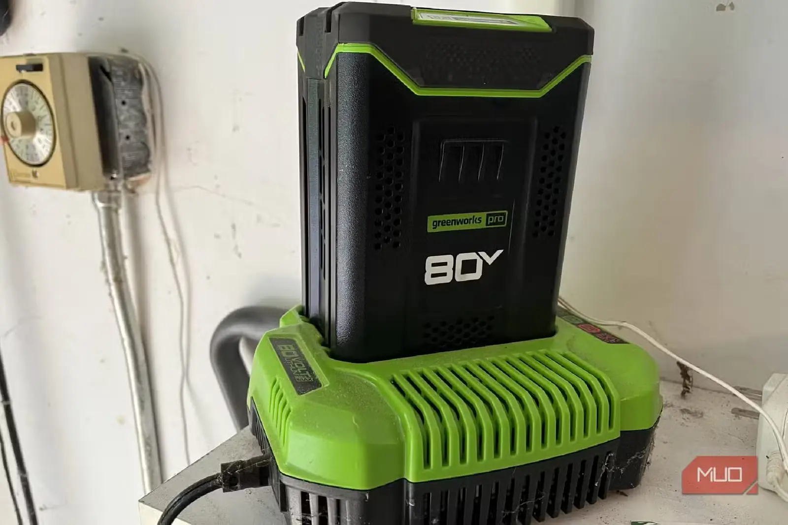 باتری Greenworks 80V درون شارژر مخصوص