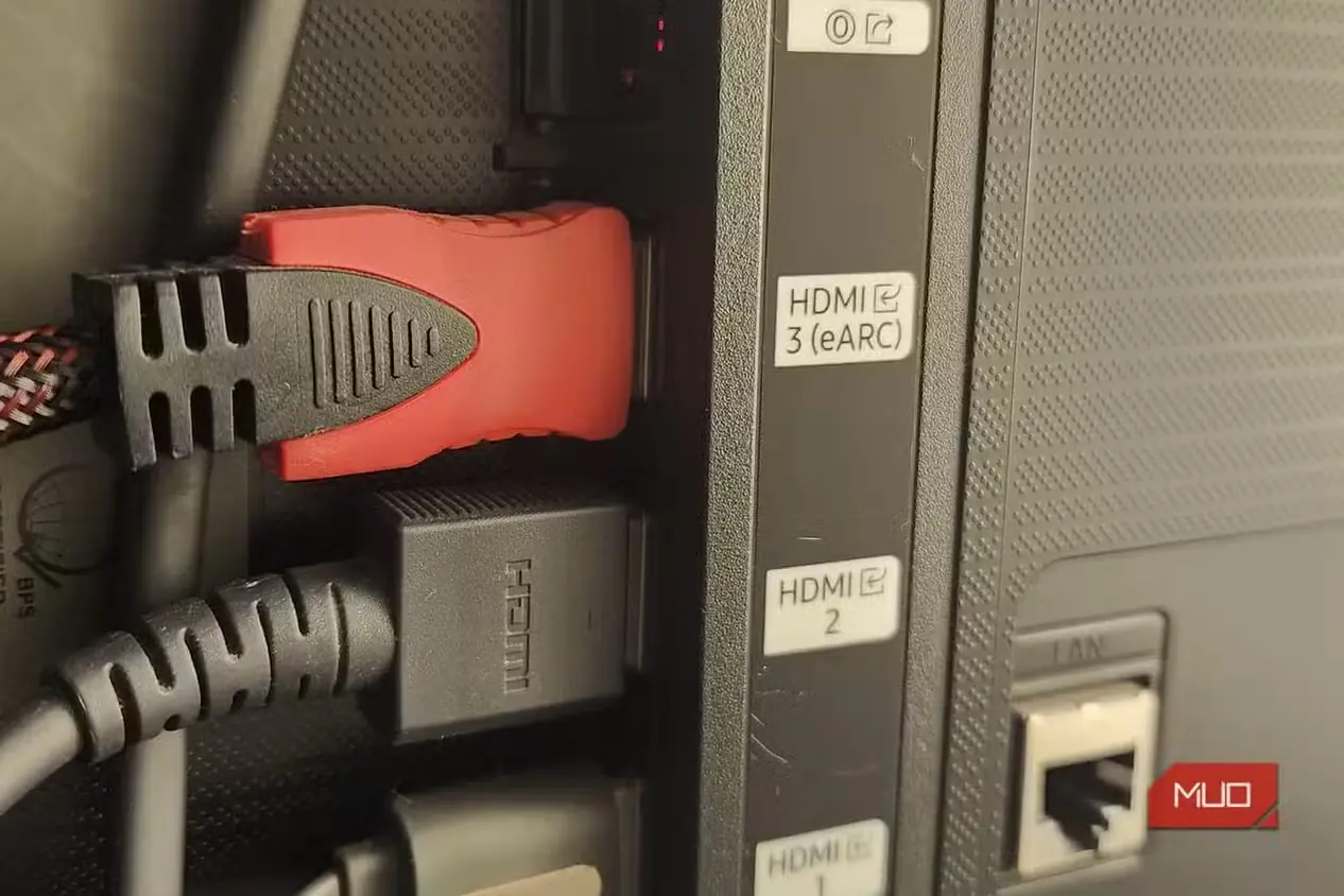 کابلهای HDMI متصل به تلویزیون