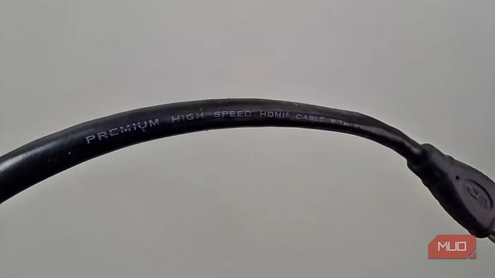 نوشته مشخصات روی کابل HDMI