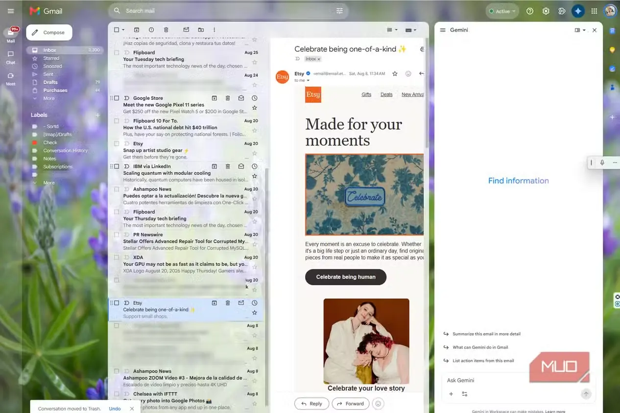 نمای Gmail با هر دو پنل باز و Gemini در سمت راست که خبرنامهٔ Etsy را در فضای خواندن باریکی فشردهاند