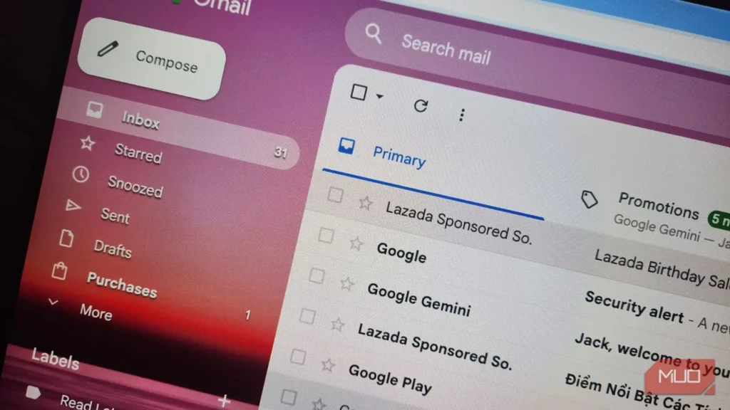 ظاهر Gmail پس از خاموش‌کردن این ۲ تنظیم، به‌طرز چشمگیری خلوت‌تر می‌شود