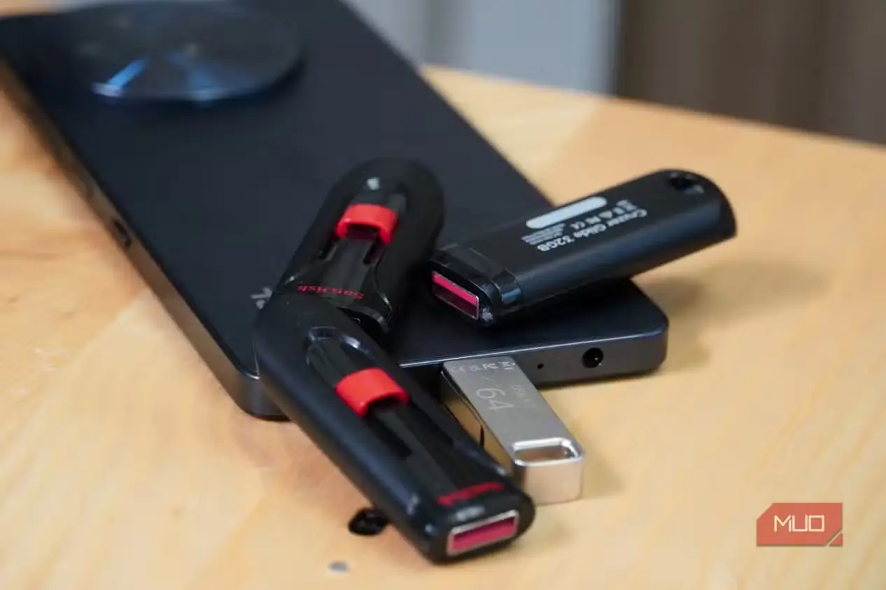 چند فلش USB پراکنده پیرامون یک گوشی هوشمند