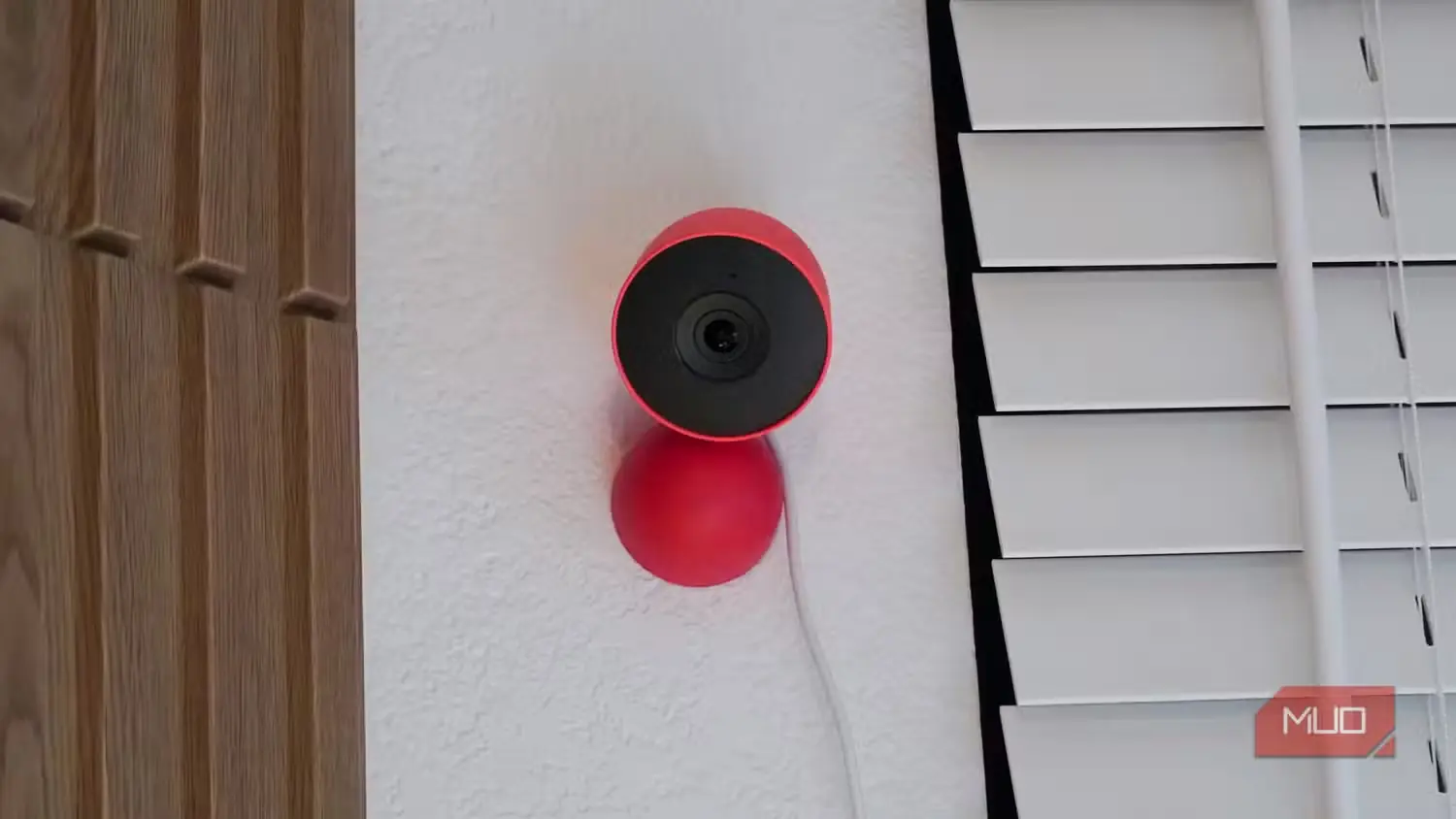 دوربین Google Nest Cam Indoor Gen 3 نصبشده روی دیوار