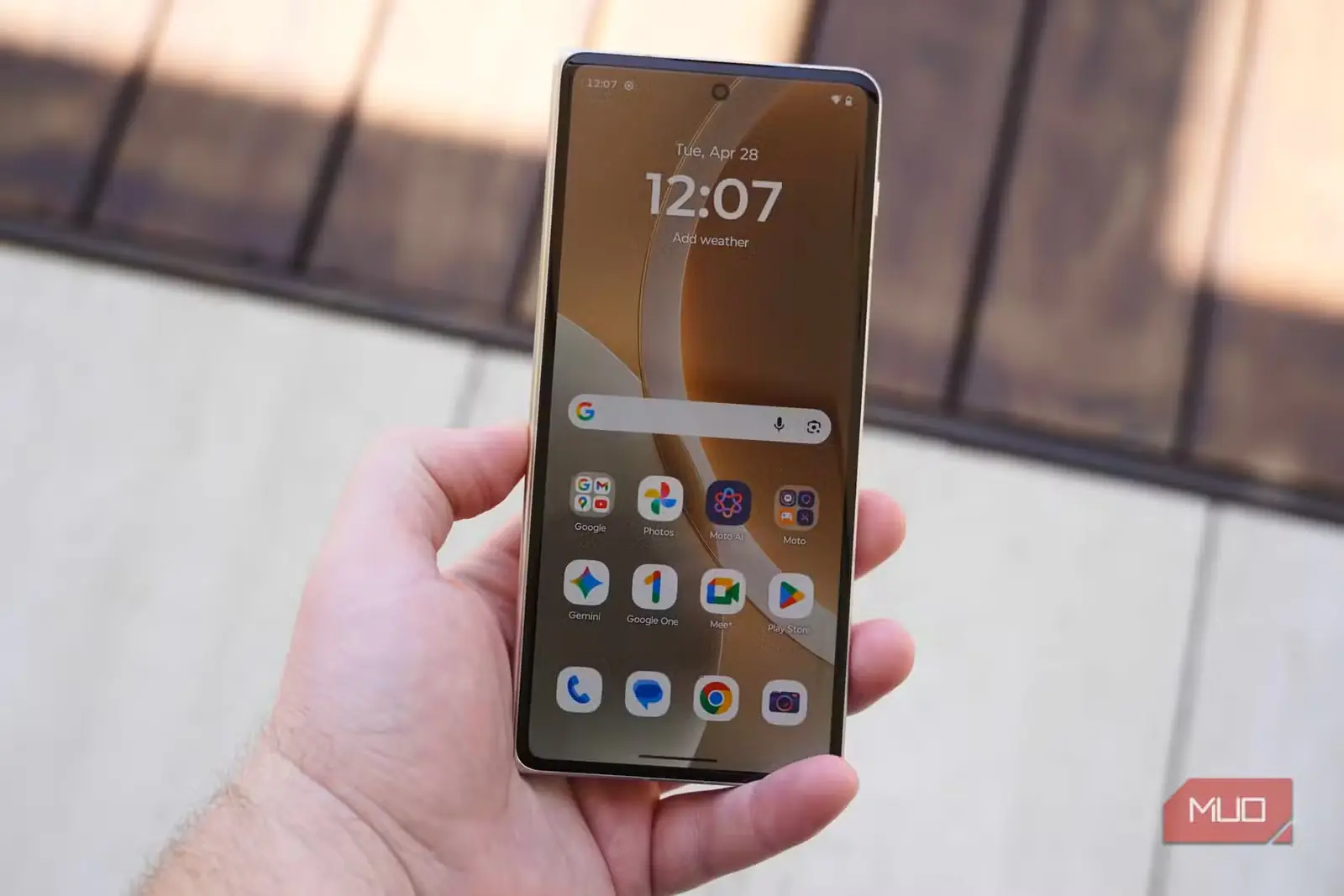 نمای جلویی گوشی تاشوی Motorola Razr Fold