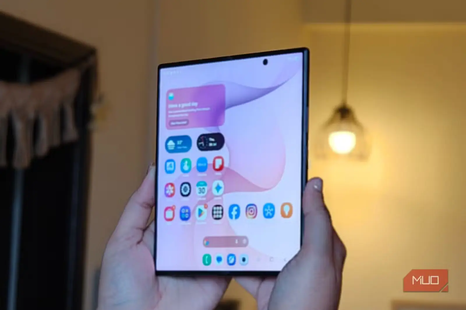 گوشی Samsung Galaxy Z Fold 8 Ultra با نمایشگر بازشده
