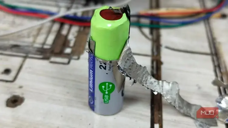 باتری قلمی USB-C AA مدل Large-1 با روکش جداشده