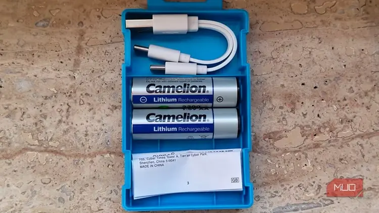نمای داخل جعبه باتریهای قلمی لیتیومی شارژی AA مدل Camelion USB-C Large-1