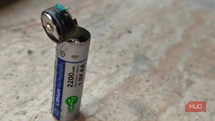 نمای نزدیک باتری قلمی USB-C AA مدل Large-1 با درپوش جداشده