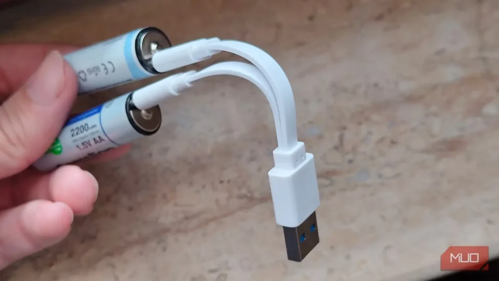 انتظار نداشتم باتری‌های قلمی USB-C AA تا این اندازه خوب باشند، اما واقعیت همین است