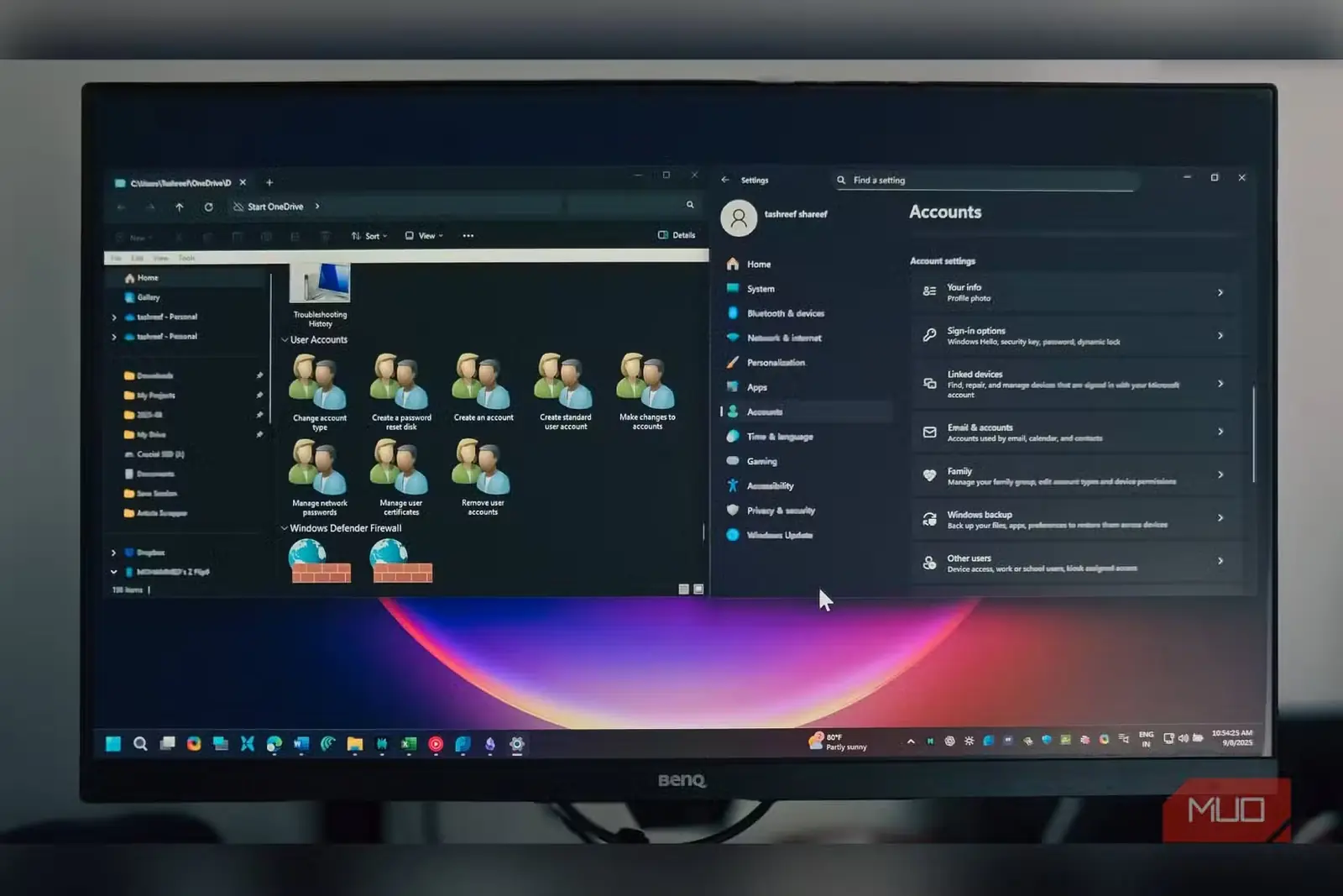 پوشهٔ God Mode و برنامهٔ تنظیمات بازشده در Windows 11 روی نمایشگر BENQ
