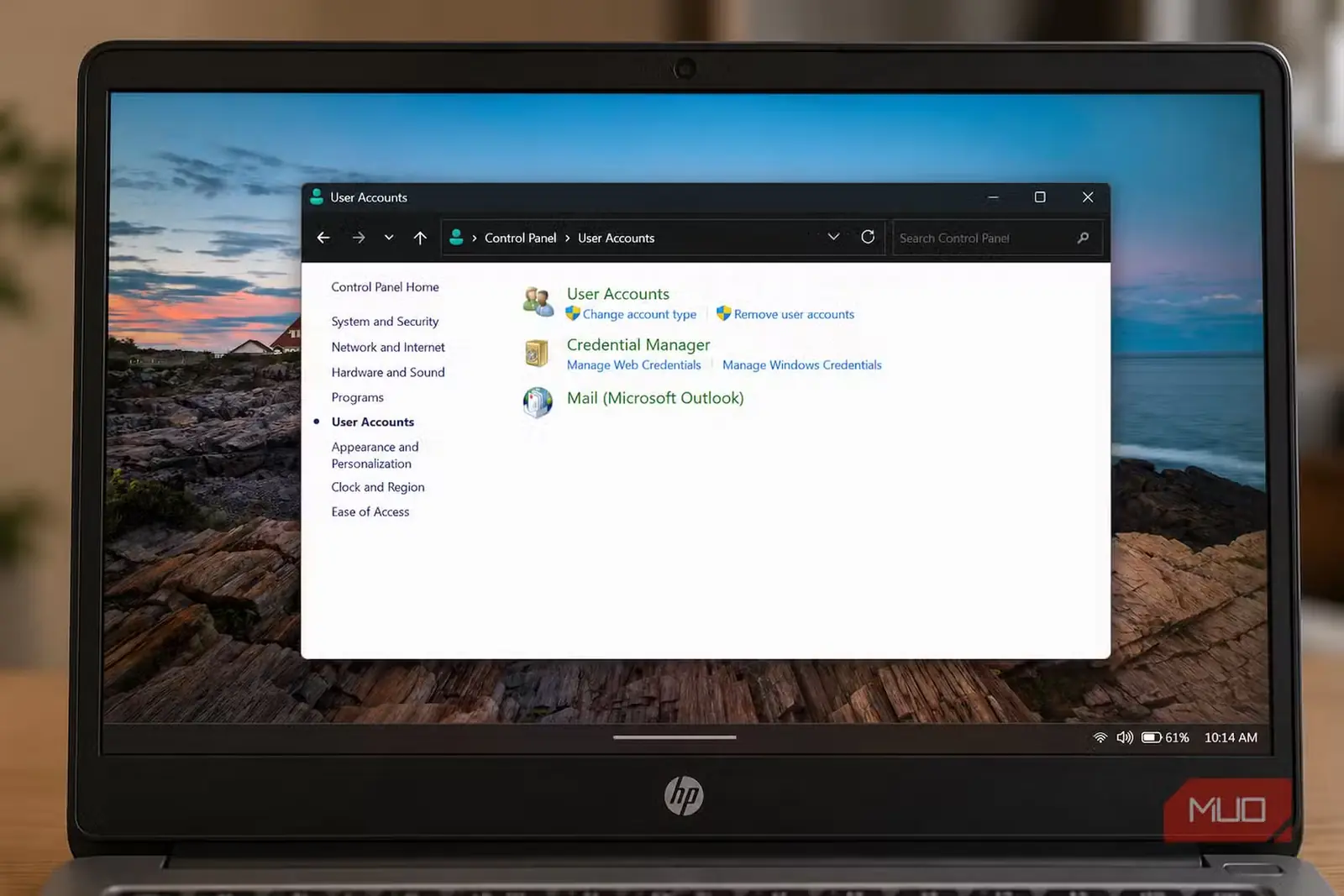 بخش حسابهای کاربری کنترل پنل Windows روی صفحهٔ لپتاپ