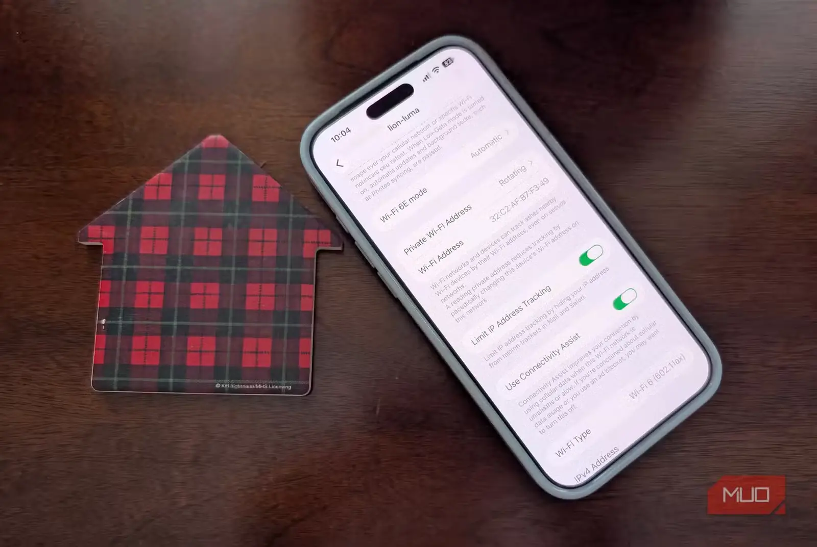 صفحه وایفای در iPhone قرارگرفته روی میز
