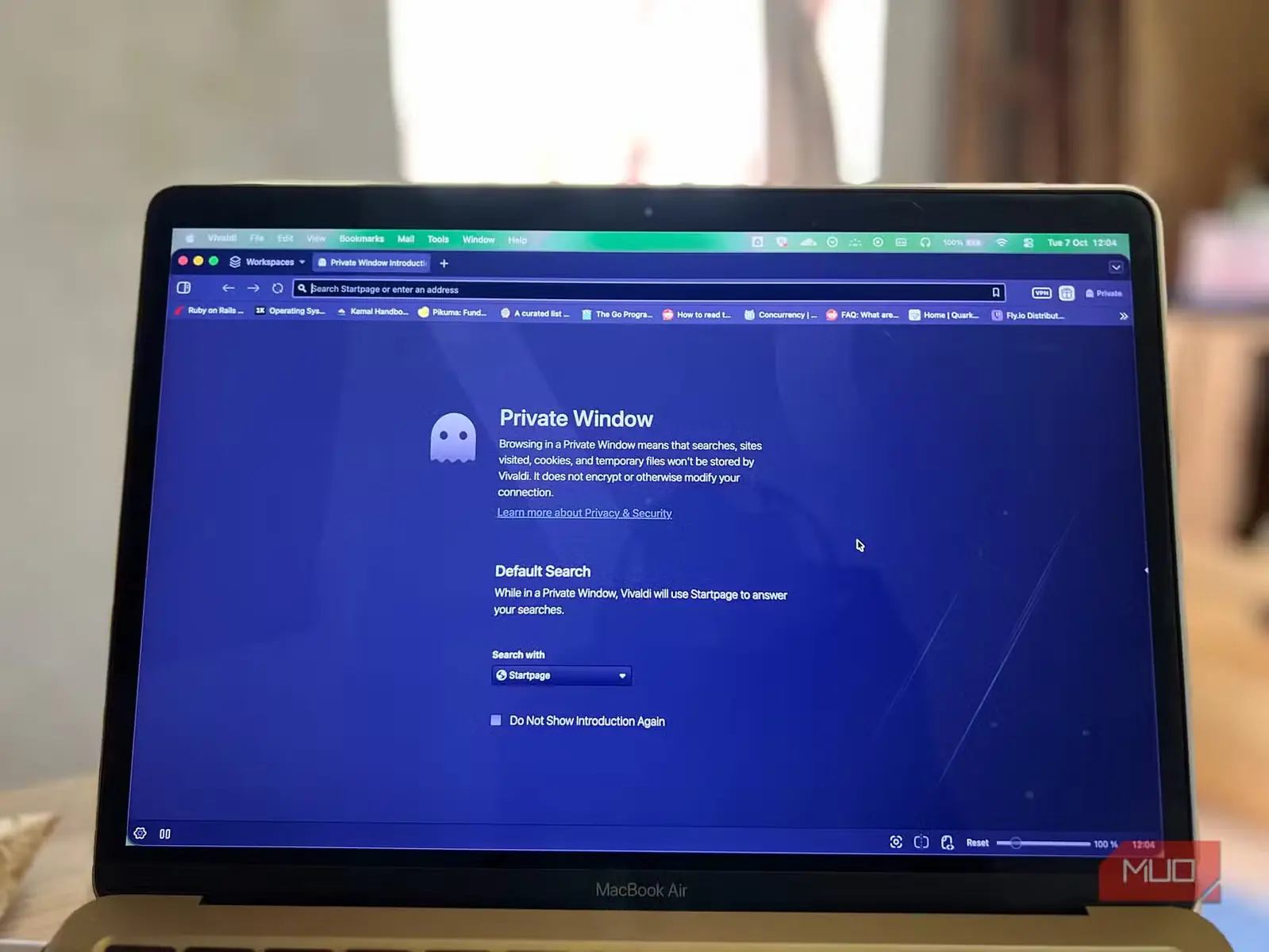 MacBook Air بازشده با صفحه پنجره خصوصی مرورگر Vivaldi