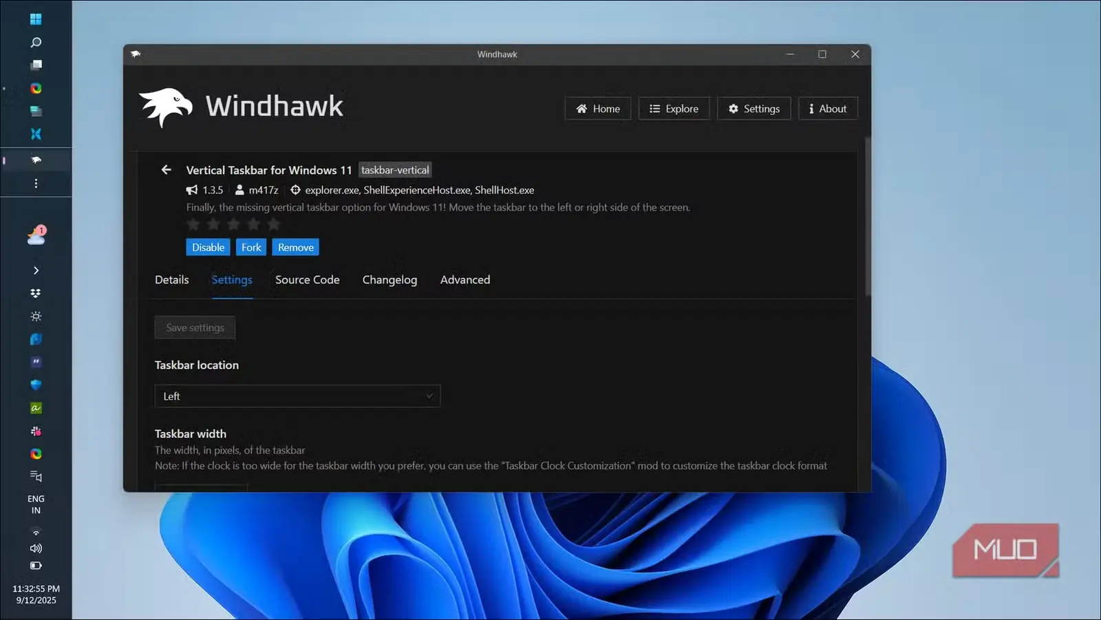 میزکار Windows 11 با نوار وظیفهٔ عمودی و برنامهٔ Windhawk باز