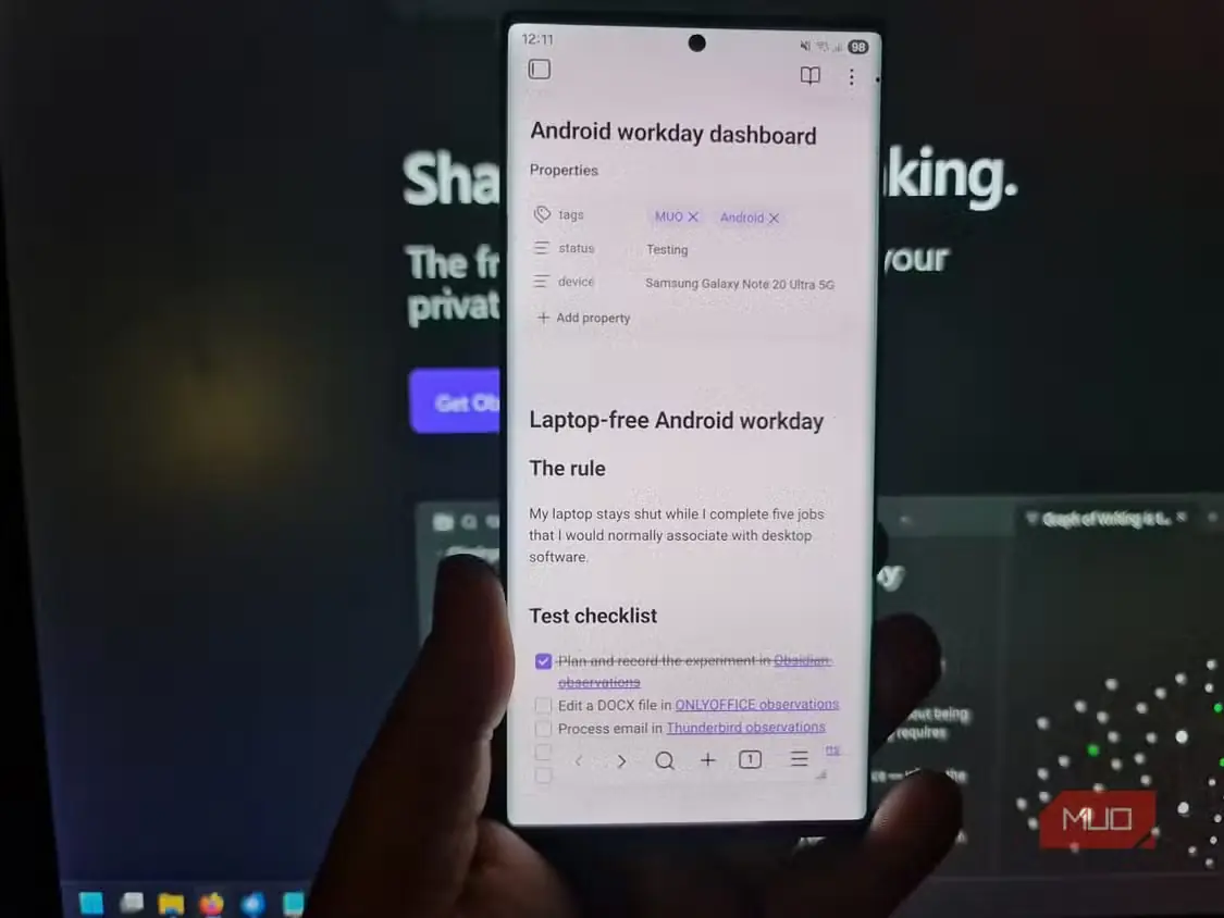 گوشی Samsung Galaxy Note 20 Ultra در حال نمایش پیشخوان Obsidian با یادداشتهای پیوندخورده و سیاههٔ بررسی پنج برنامهٔ دسکتاپگونه