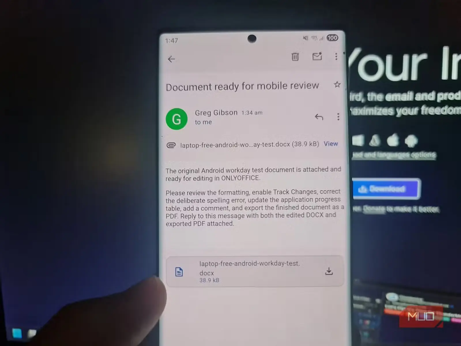 برنامهٔ Thunderbird برای Android در حال نمایش رایانامهٔ پروژه با یک سند DOCX پیوستشده برای ویرایش همراه